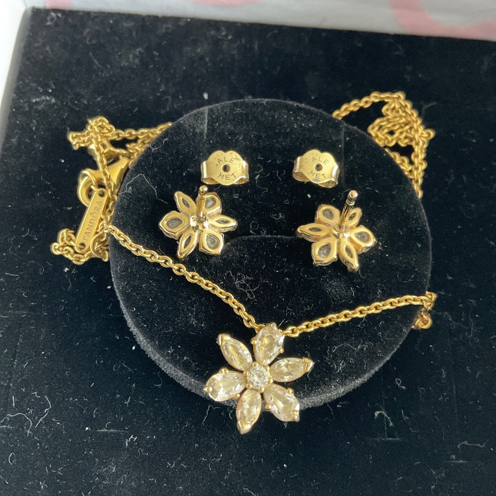 New Pandora gold set - Picture 2 of 8